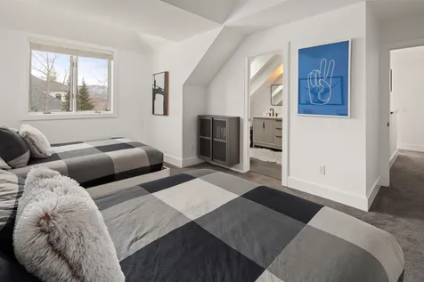 60 Mclane Road Stowe VT 05672