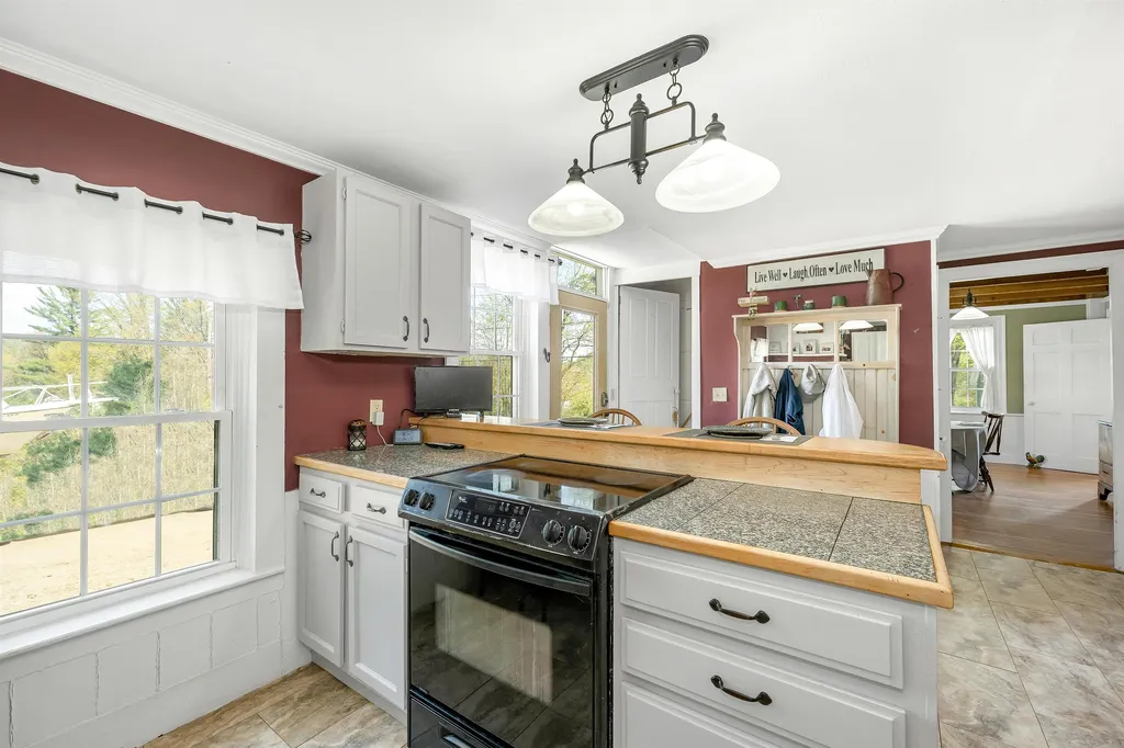 18 Bridgewater Hill Road Plymouth NH 03264