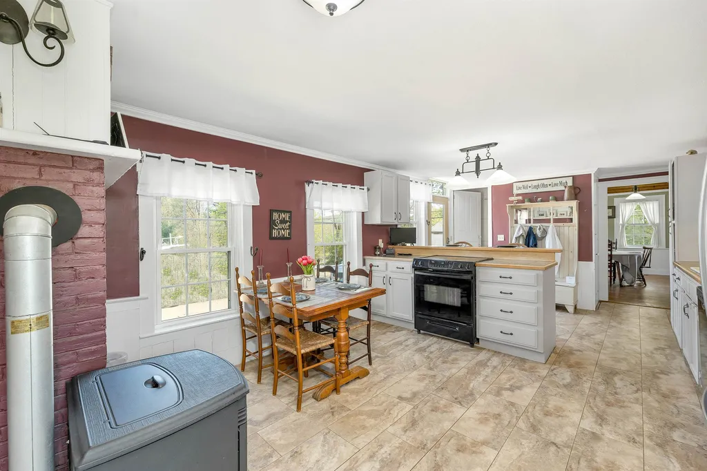 18 Bridgewater Hill Road Plymouth NH 03264