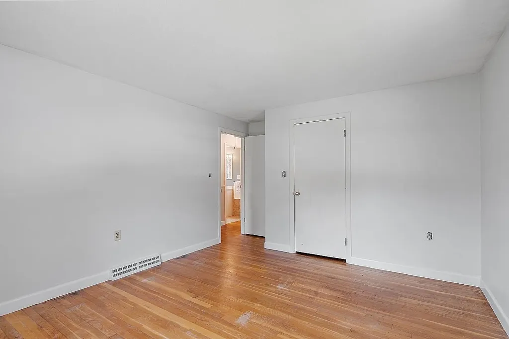 8 Brentwood Avenue Salem NH 03079