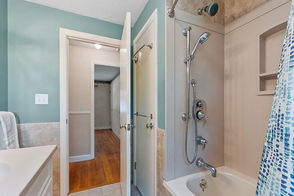 8 Brentwood Avenue Salem NH 03079