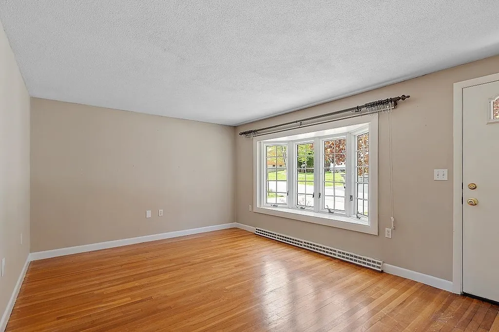 8 Brentwood Avenue Salem NH 03079