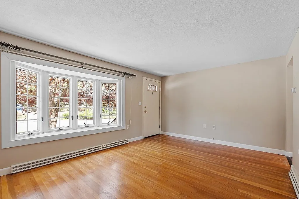8 Brentwood Avenue Salem NH 03079