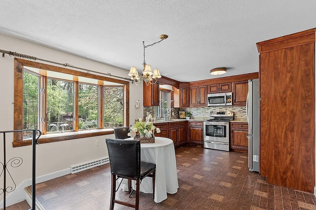 8 Brentwood Avenue Salem NH 03079