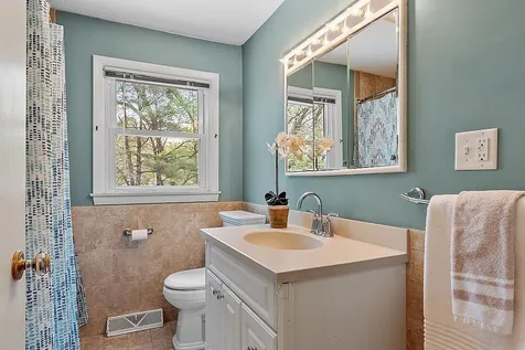 8 Brentwood Avenue Salem NH 03079