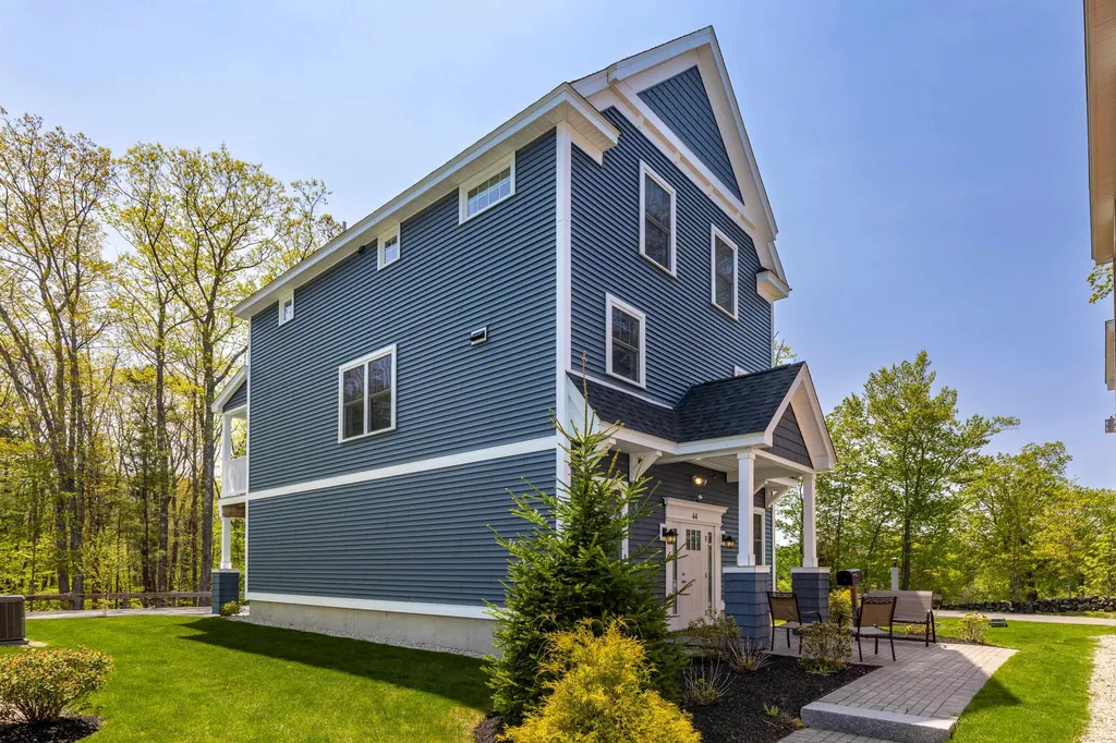 44 Landmark Hill Lane Kittery ME 03904