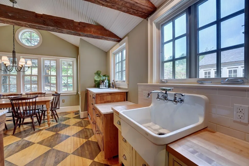39 Thornell Road Newton NH 03858