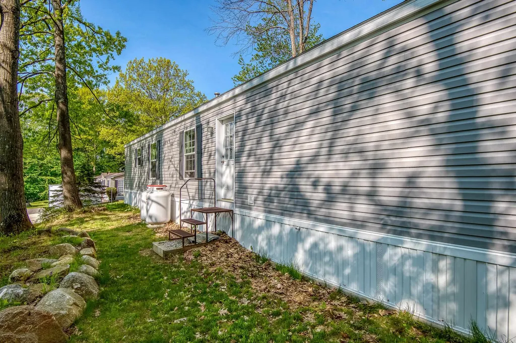 10 Fox Cross Lane Northwood NH 03261