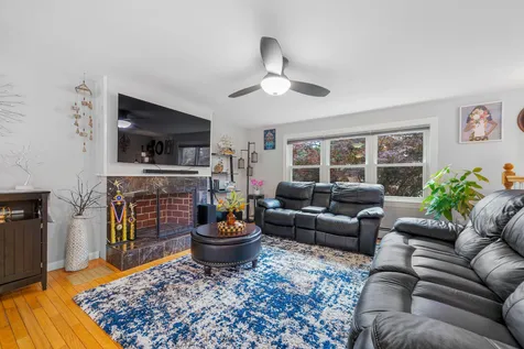 14 Shawnee Drive Nashua NH 03062