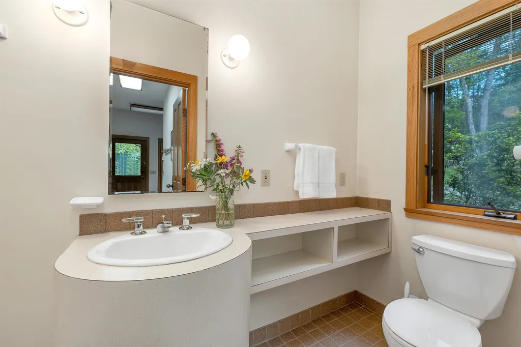 37 O'connor Drive Albany NH 03818