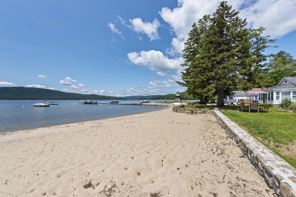 41 Paradise Lodge Road Bridgewater NH 03222