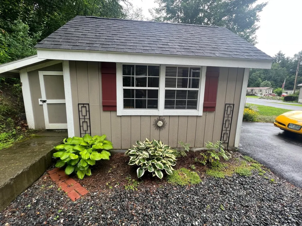 16 Maxfield Lane Hartland VT 05052