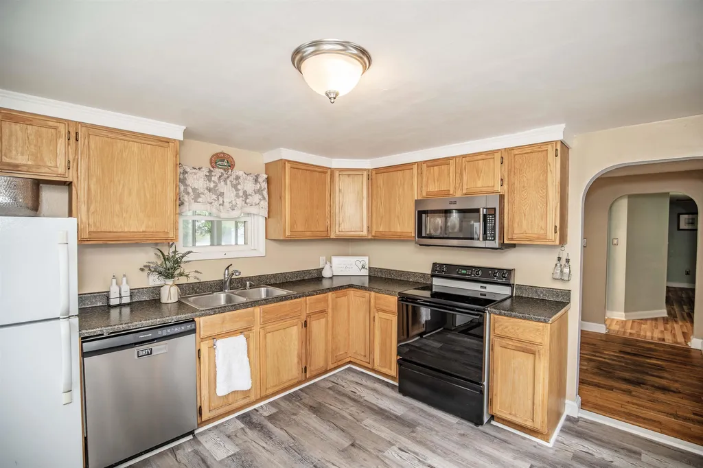 16 Rosewood Avenue Salem NH 03079