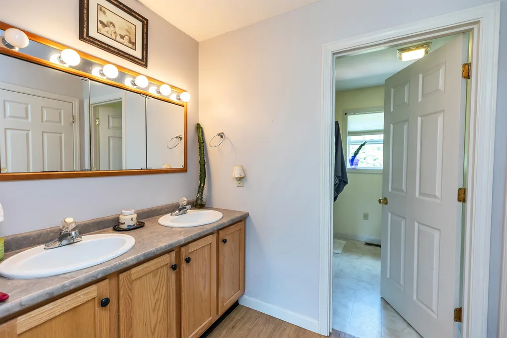 28 Peach Blossom Drive Lyndeborough NH 03082