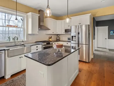 140 Wolf Lane Richmond VT 05477