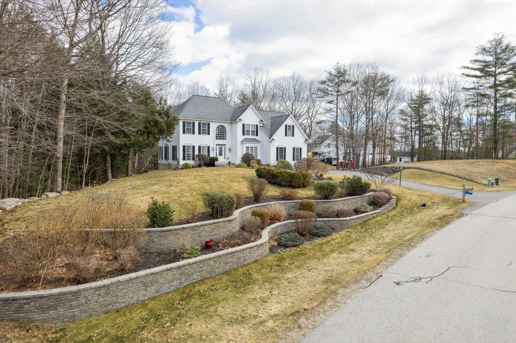 15 Farrwood Drive Hooksett NH 03106