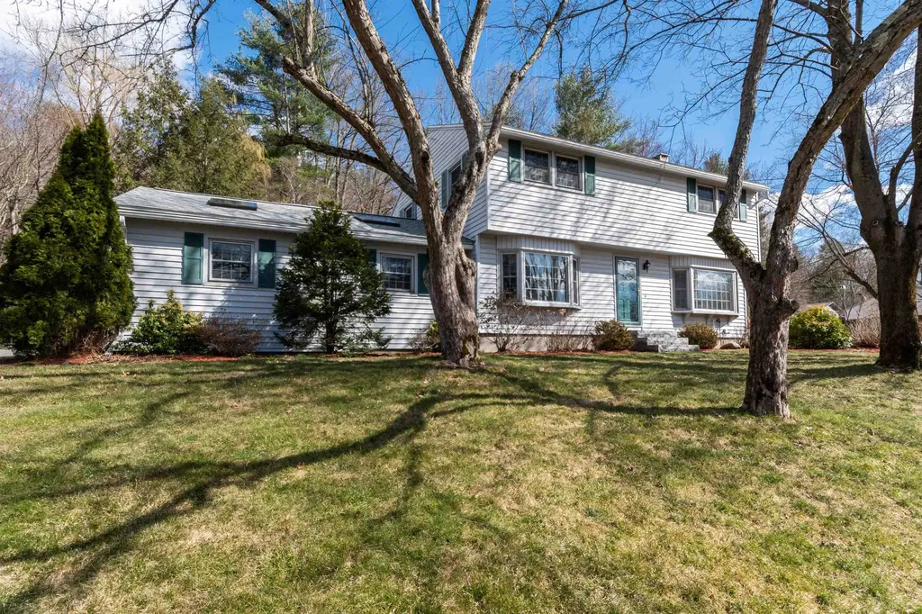32 Bolic Street Nashua NH 03062