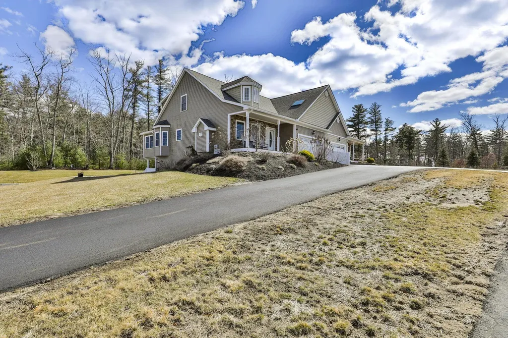 26 Braemoor Woods Road Salem NH 03079