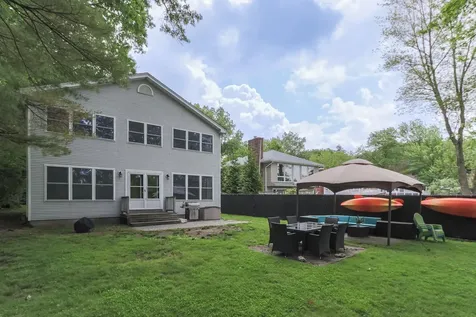 19 Escumbuit Road Derry NH 03038