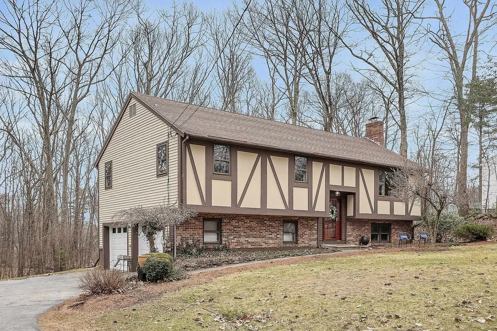 16 Amberwood Drive Atkinson NH 03811