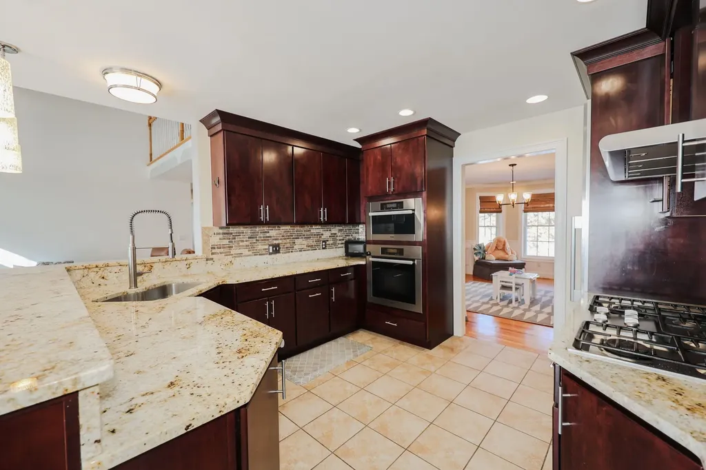 25 Spruce Lane Stratham NH 03885
