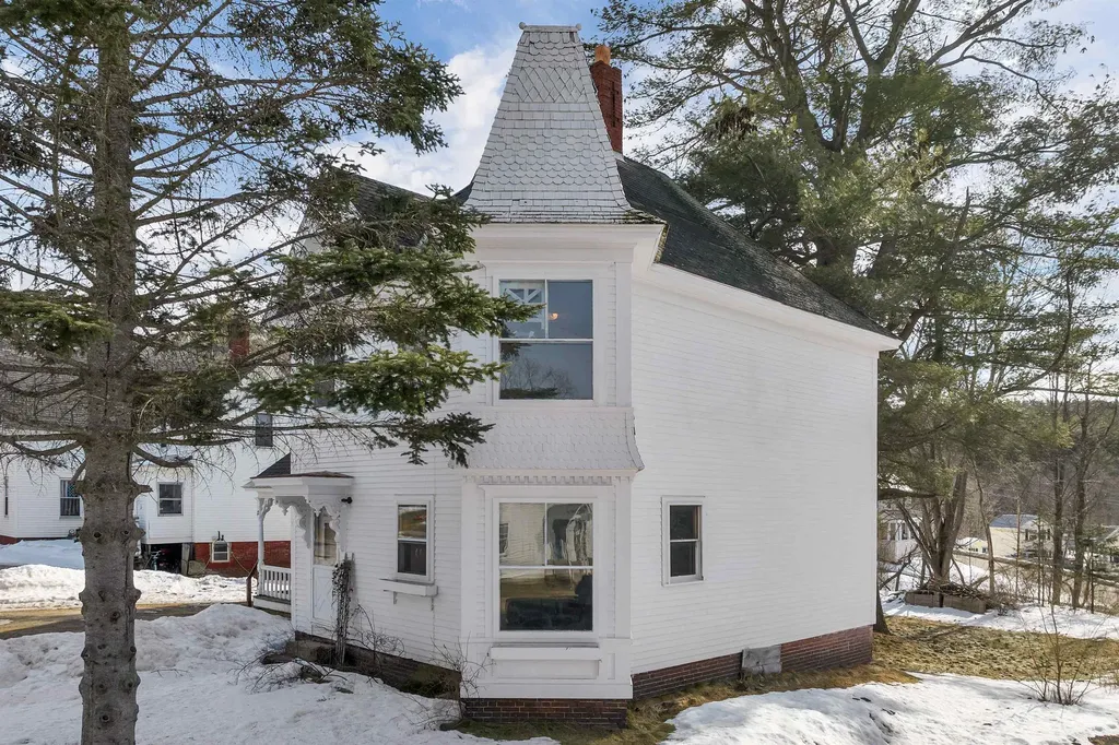 12 Washington Street Ashland NH 03217