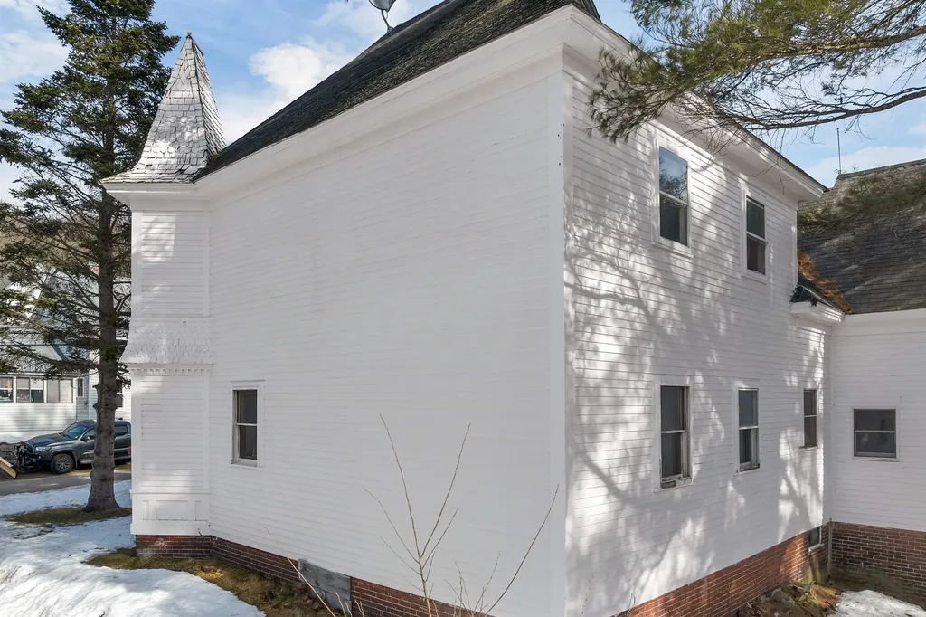 12 Washington Street Ashland NH 03217