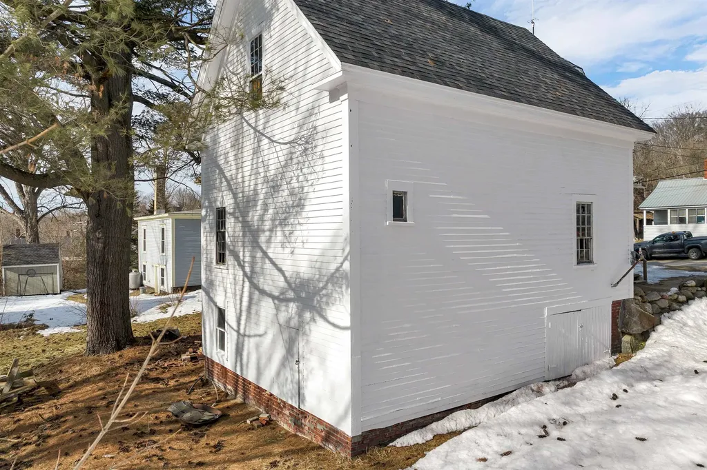 12 Washington Street Ashland NH 03217