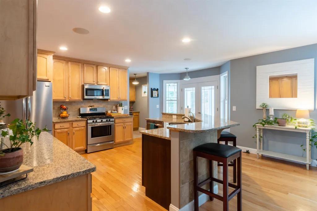 19 Pilgrim Circle Nashua NH 03063
