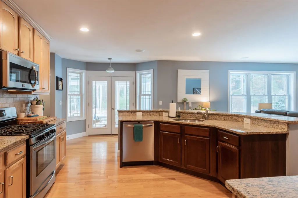 19 Pilgrim Circle Nashua NH 03063