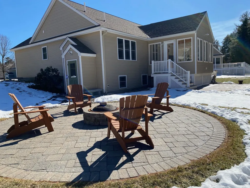 19 Pilgrim Circle Nashua NH 03063
