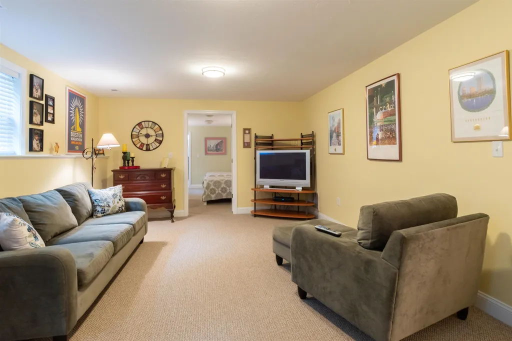 19 Pilgrim Circle Nashua NH 03063