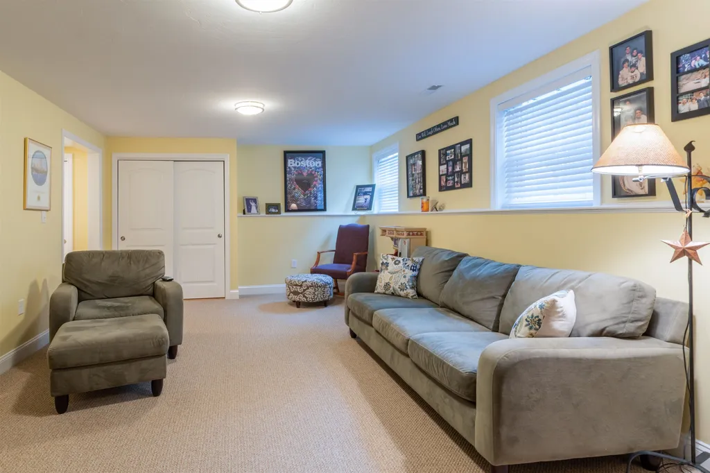 19 Pilgrim Circle Nashua NH 03063