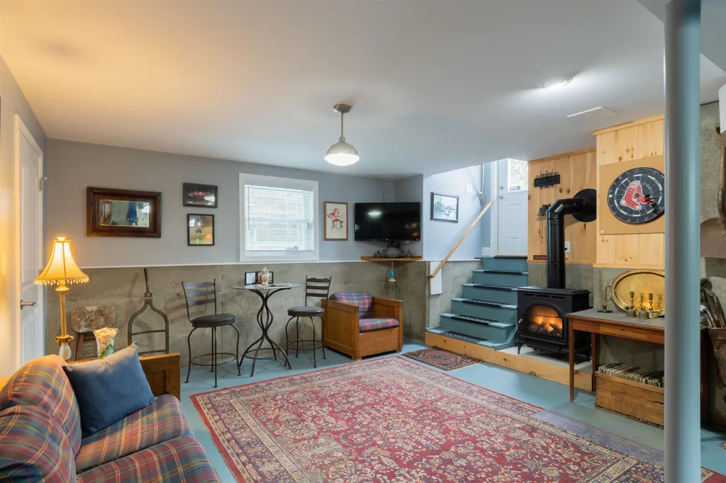 19 Pilgrim Circle Nashua NH 03063