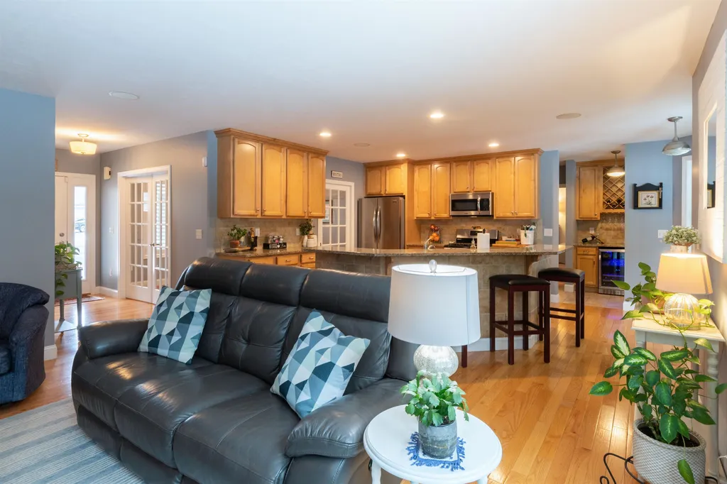 19 Pilgrim Circle Nashua NH 03063
