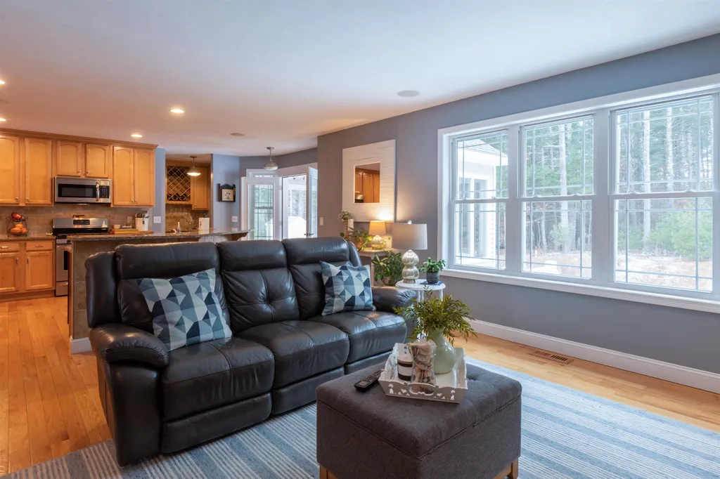 19 Pilgrim Circle Nashua NH 03063