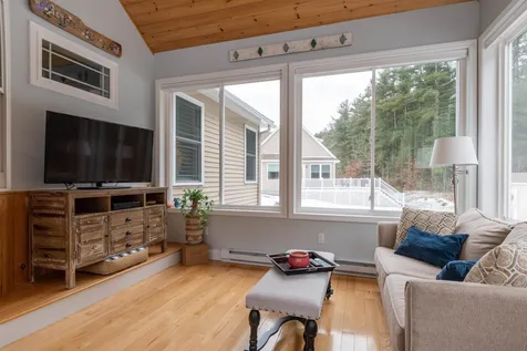 19 Pilgrim Circle Nashua NH 03063