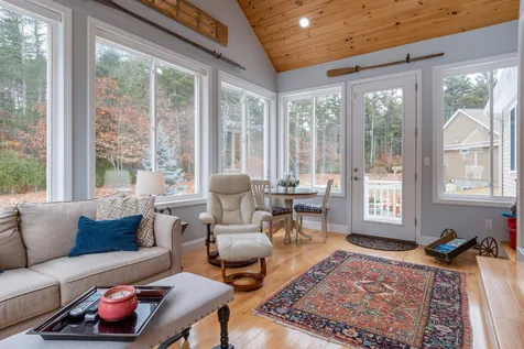 19 Pilgrim Circle Nashua NH 03063