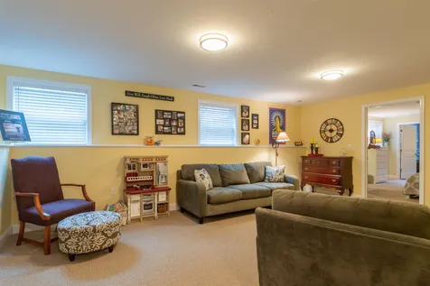 19 Pilgrim Circle Nashua NH 03063