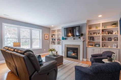 19 Pilgrim Circle Nashua NH 03063