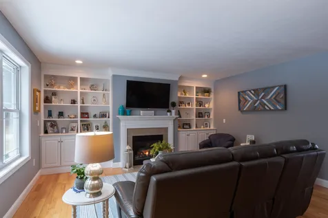 19 Pilgrim Circle Nashua NH 03063