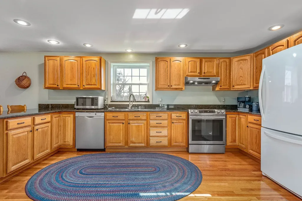 8 Mcintosh Way Greenland NH 03840