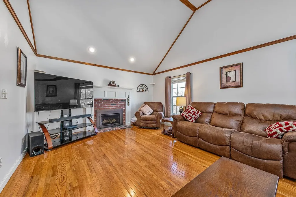 8 Mcintosh Way Greenland NH 03840