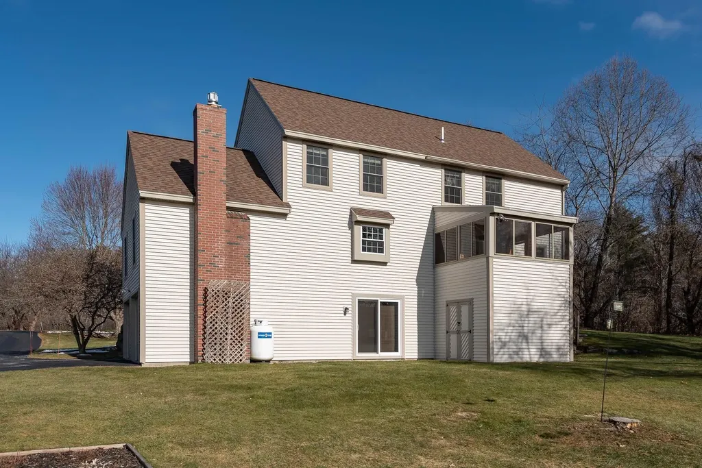 8 Mcintosh Way Greenland NH 03840