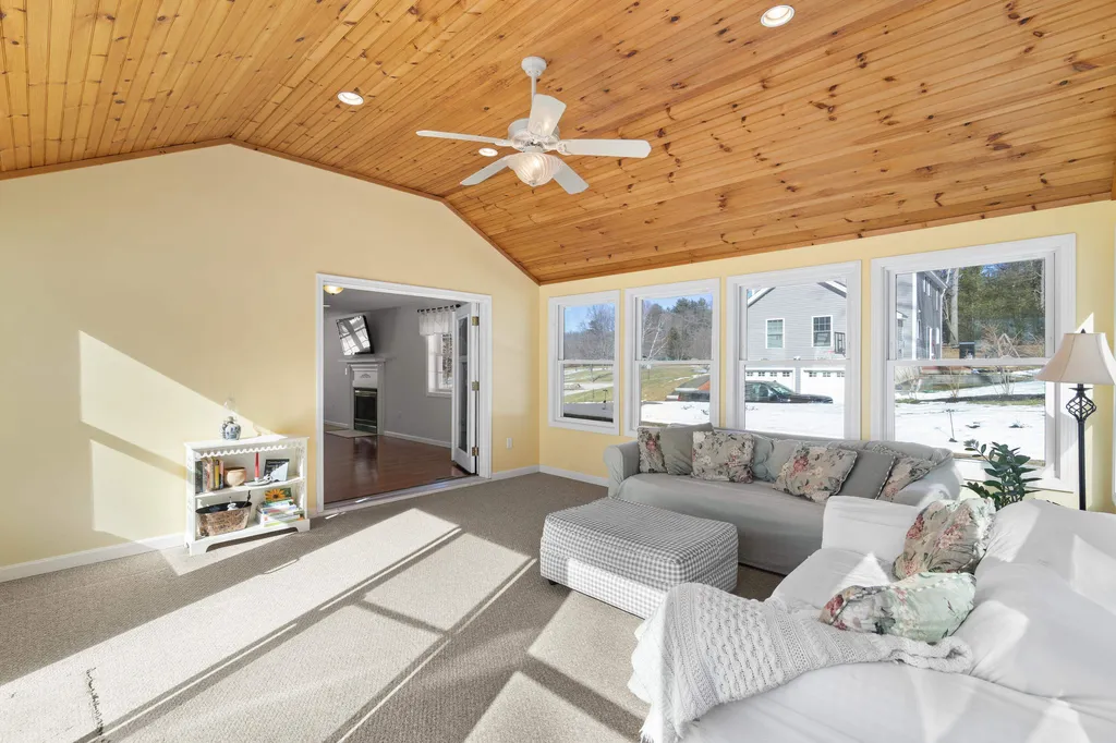 4 Sutherland Drive Hudson NH 03051