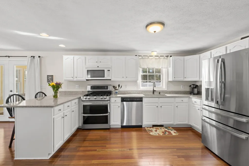 4 Sutherland Drive Hudson NH 03051