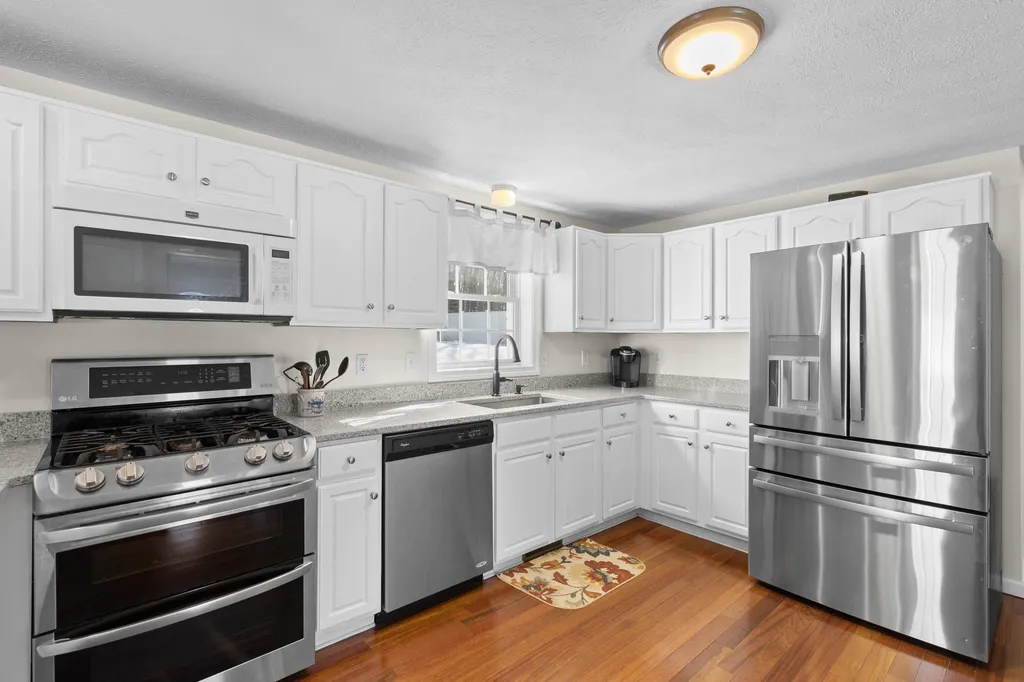 4 Sutherland Drive Hudson NH 03051