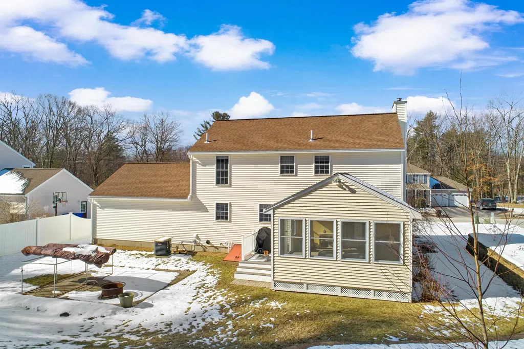4 Sutherland Drive Hudson NH 03051
