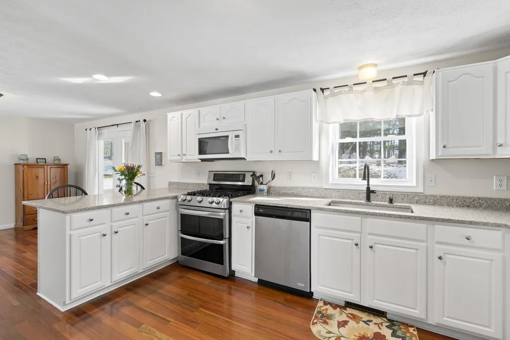 4 Sutherland Drive Hudson NH 03051