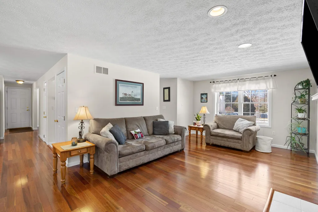 4 Sutherland Drive Hudson NH 03051